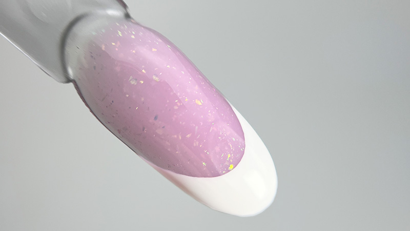 Френч дизайн нігтів, білий френч на рожевому блискучому фоні Френч дизайн нігтів, білий френч на рожевому блискучому фоні